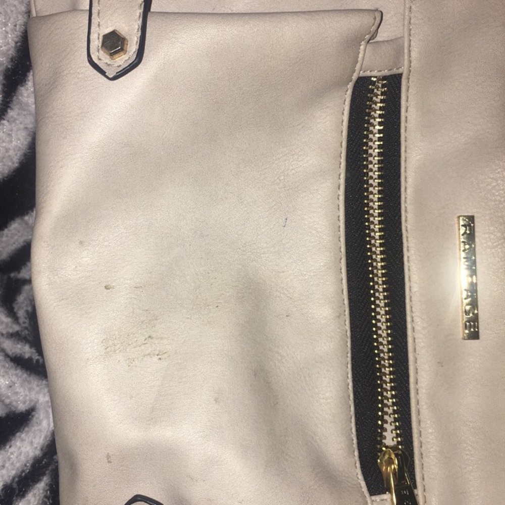 A purse - Picture 2 of 3